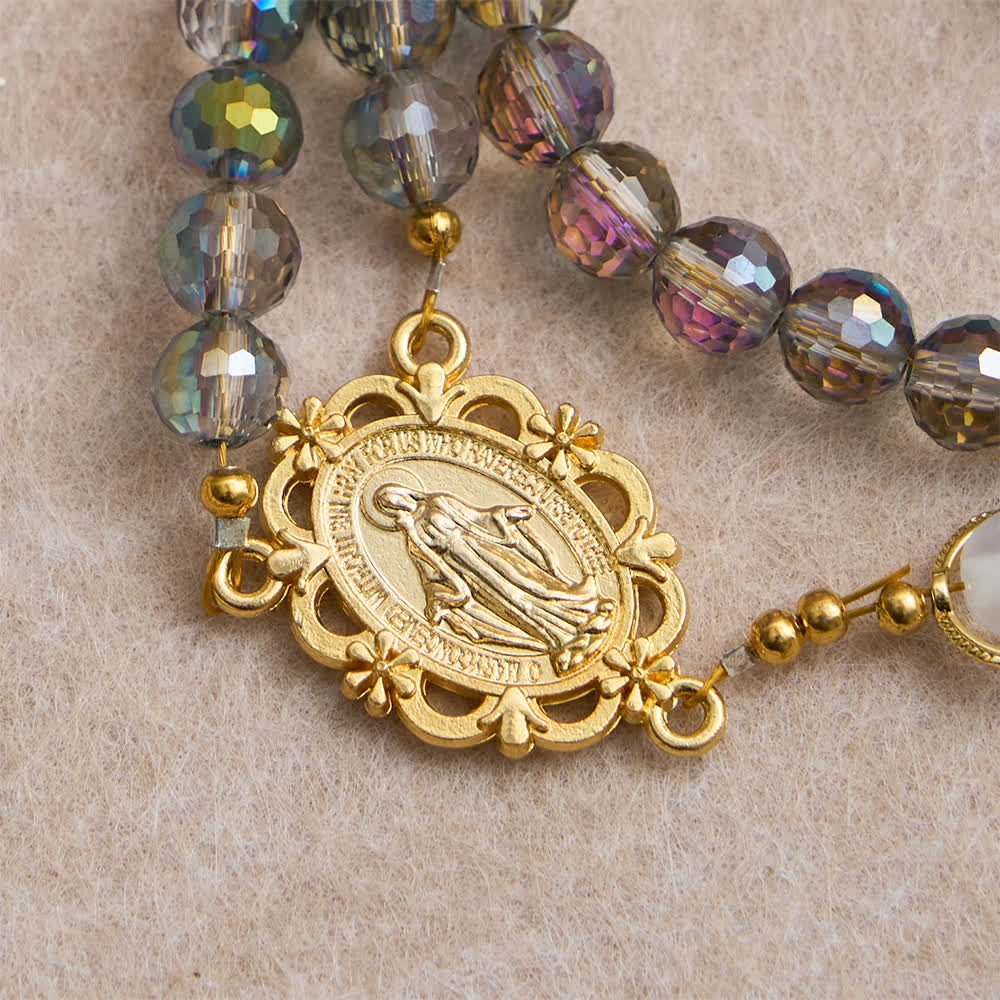 Christianartworkshop Rosario con perle sfaccettate iridescenti arcobaleno e ciondolo dorato della Madonna. - image 6