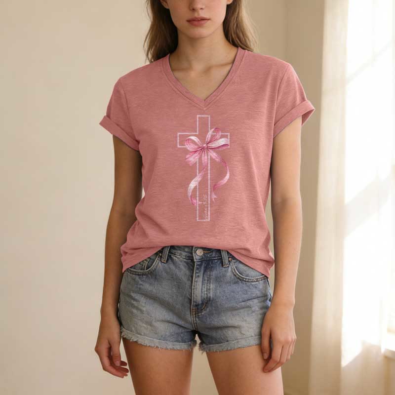 Christianartworkshop T-shirt casual con scollo a V e stampa a croce con fiocco rosa. - image 13