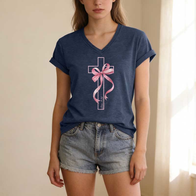 Christianartworkshop T-shirt casual con scollo a V e stampa a croce con fiocco rosa. - image 19