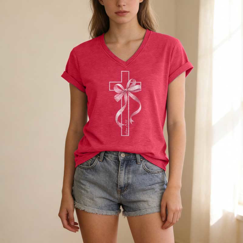 Christianartworkshop T-shirt casual con scollo a V e stampa a croce con fiocco rosa. - image 23