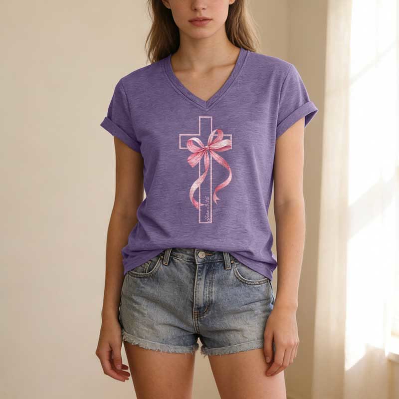 Christianartworkshop T-shirt casual con scollo a V e stampa a croce con fiocco rosa. - image 17