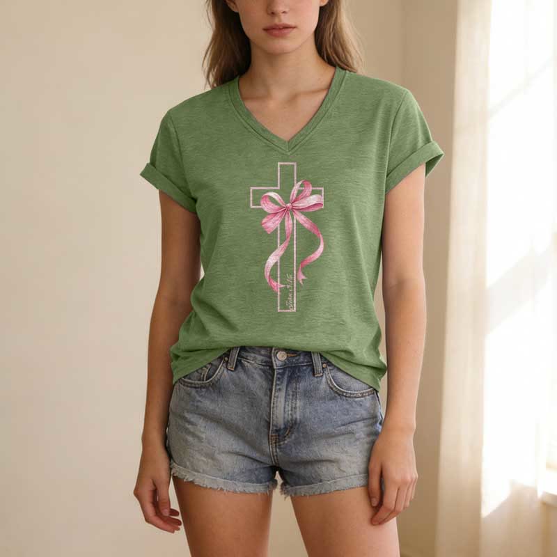 Christianartworkshop T-shirt casual con scollo a V e stampa a croce con fiocco rosa. - image 3