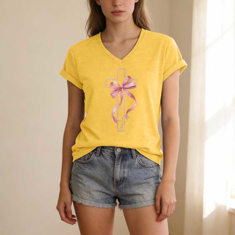 Christianartworkshop T-shirt casual con scollo a V e stampa a croce con fiocco rosa. - image 9
