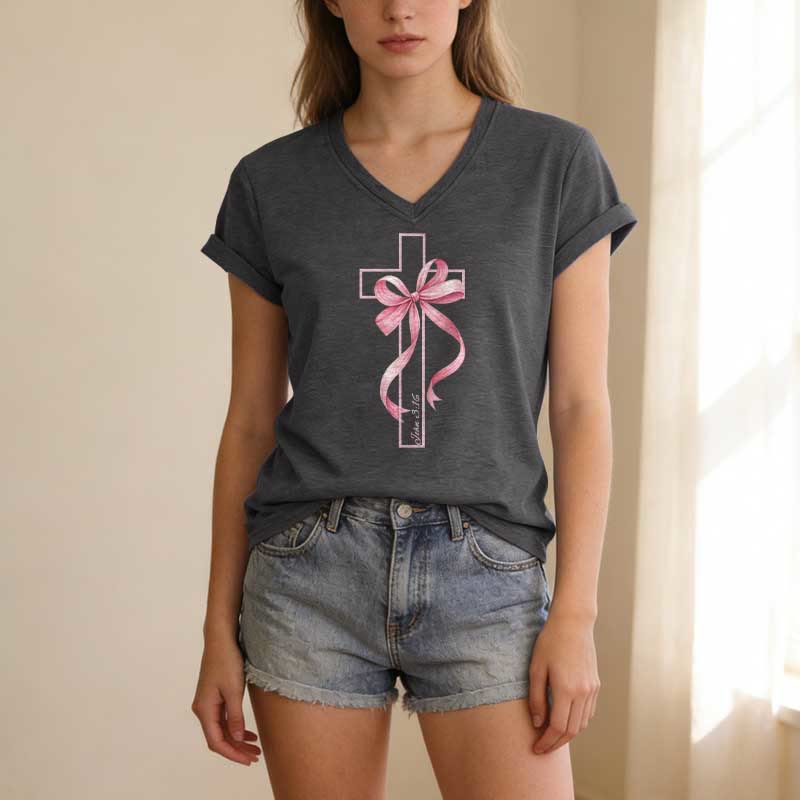 Christianartworkshop T-shirt casual con scollo a V e stampa a croce con fiocco rosa. - image 21