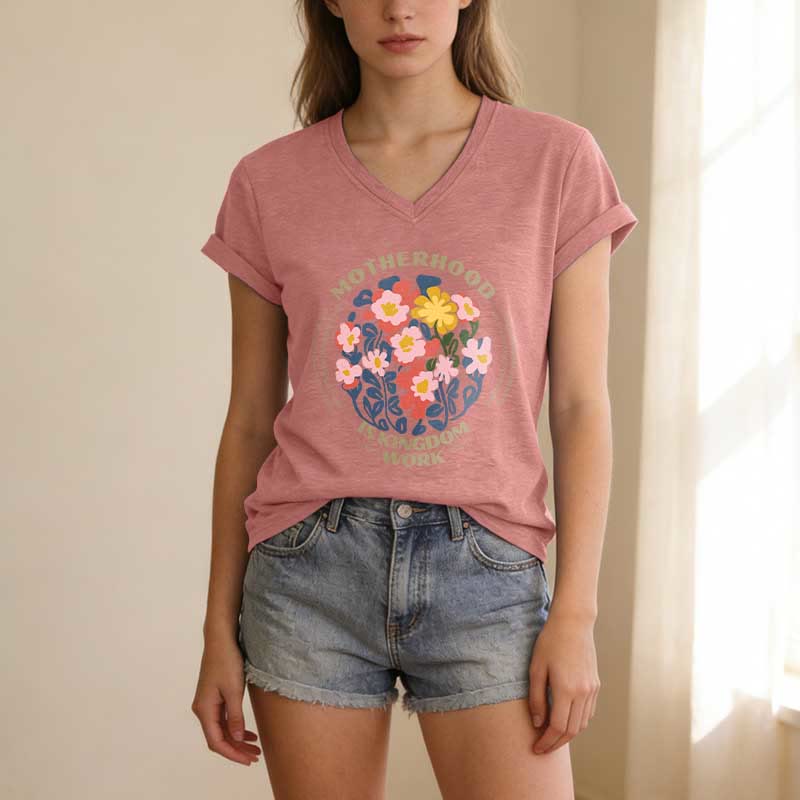 Christianartworkshop T-shirt casual con scollo a V "Boho Floral Motherhood Is Kingdom" per lavoro e maternità. - image 13