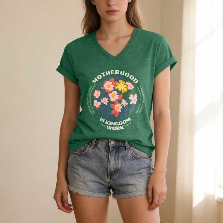 Christianartworkshop T-shirt casual con scollo a V "Boho Floral Motherhood Is Kingdom" per lavoro e maternità. - image 1
