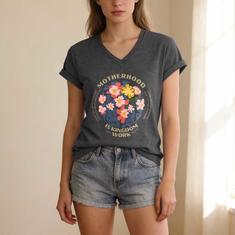 Christianartworkshop T-shirt casual con scollo a V "Boho Floral Motherhood Is Kingdom" per lavoro e maternità. - image 21