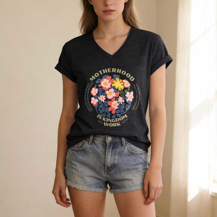 Christianartworkshop T-shirt casual con scollo a V "Boho Floral Motherhood Is Kingdom" per lavoro e maternità. - image 15
