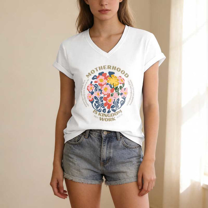 Christianartworkshop T-shirt casual con scollo a V "Boho Floral Motherhood Is Kingdom" per lavoro e maternità. - image 5