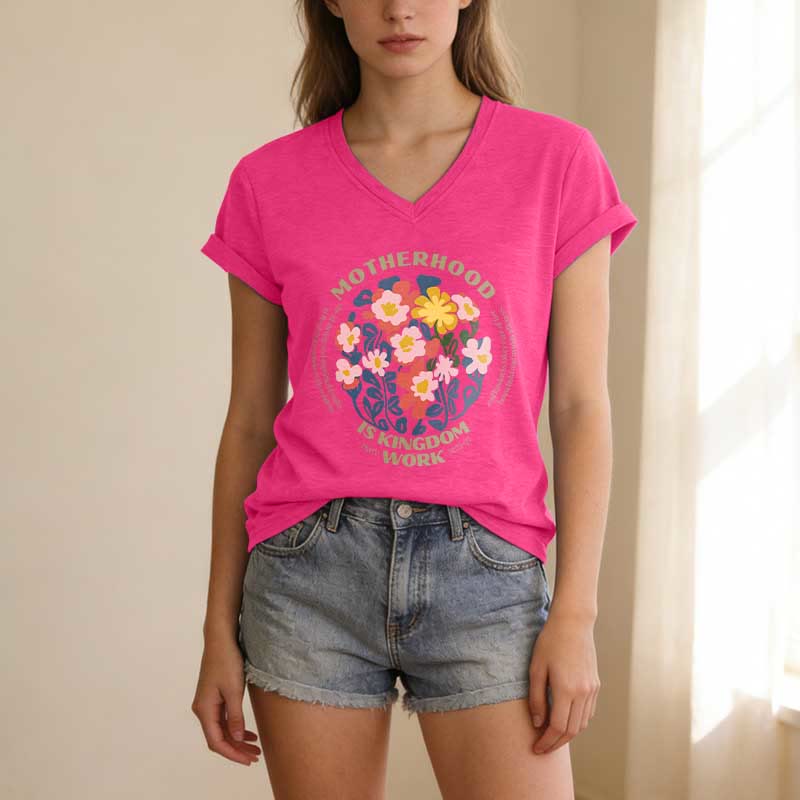 Christianartworkshop T-shirt casual con scollo a V "Boho Floral Motherhood Is Kingdom" per lavoro e maternità. - image 25