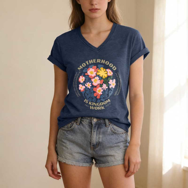 Christianartworkshop T-shirt casual con scollo a V "Boho Floral Motherhood Is Kingdom" per lavoro e maternità. - image 19