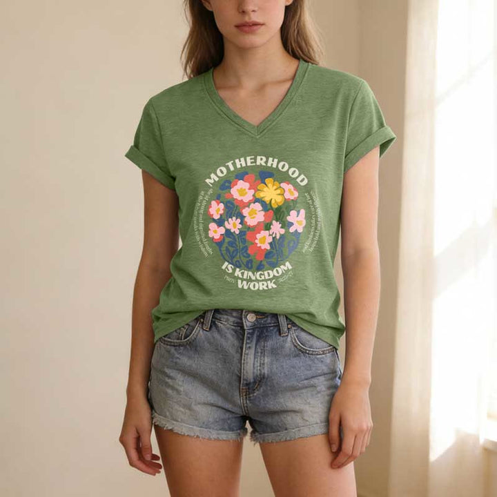 Christianartworkshop T-shirt casual con scollo a V "Boho Floral Motherhood Is Kingdom" per lavoro e maternità. - image 3