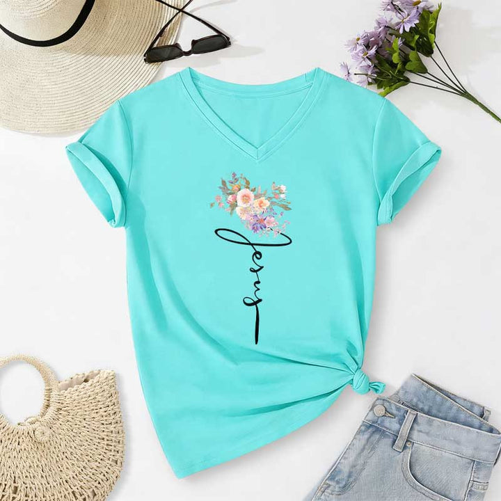 Christianartworkshop T-shirt casual con scollo a V e scritta "Jesus Cursive Floral". - Blu celeste - 2XL - image 8