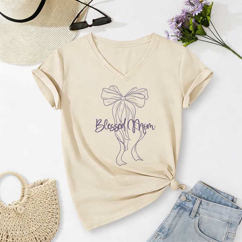 Christianartworkshop T-shirt casual con scollo a V e grafica "Blessed Mom Bow". - Beige - 2XL - image 6