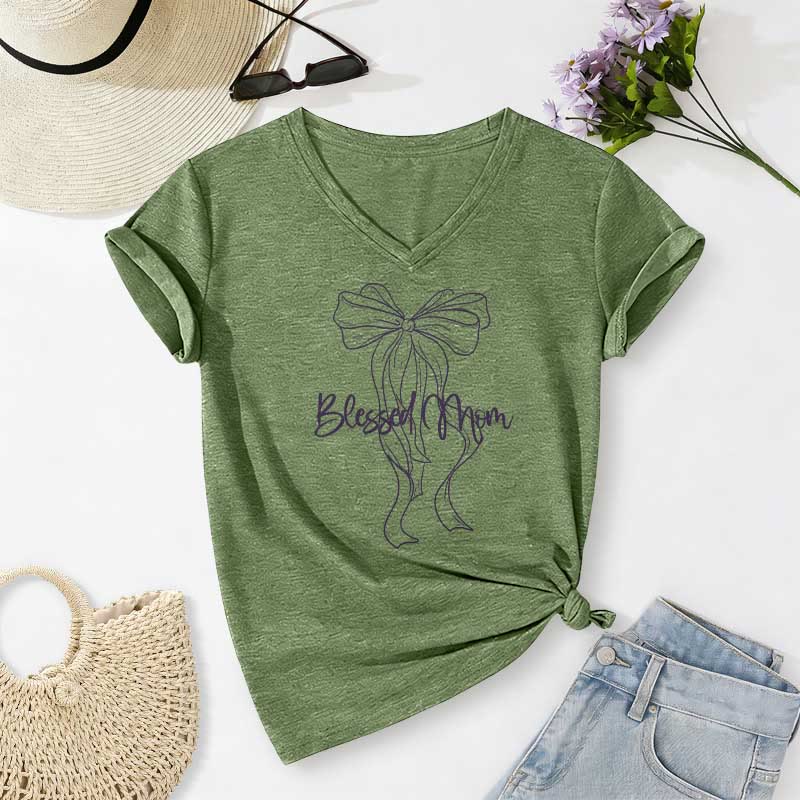 Christianartworkshop T-shirt casual con scollo a V e grafica "Blessed Mom Bow". - Verde oliva - 2XL - image 2