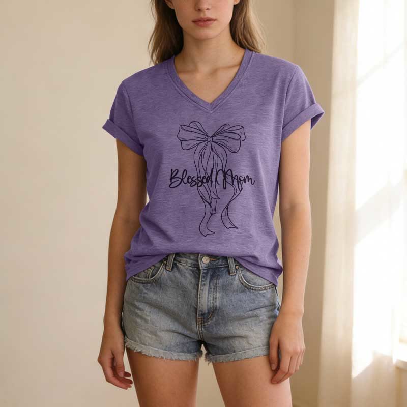 Christianartworkshop T-shirt casual con scollo a V e grafica "Blessed Mom Bow". - image 1