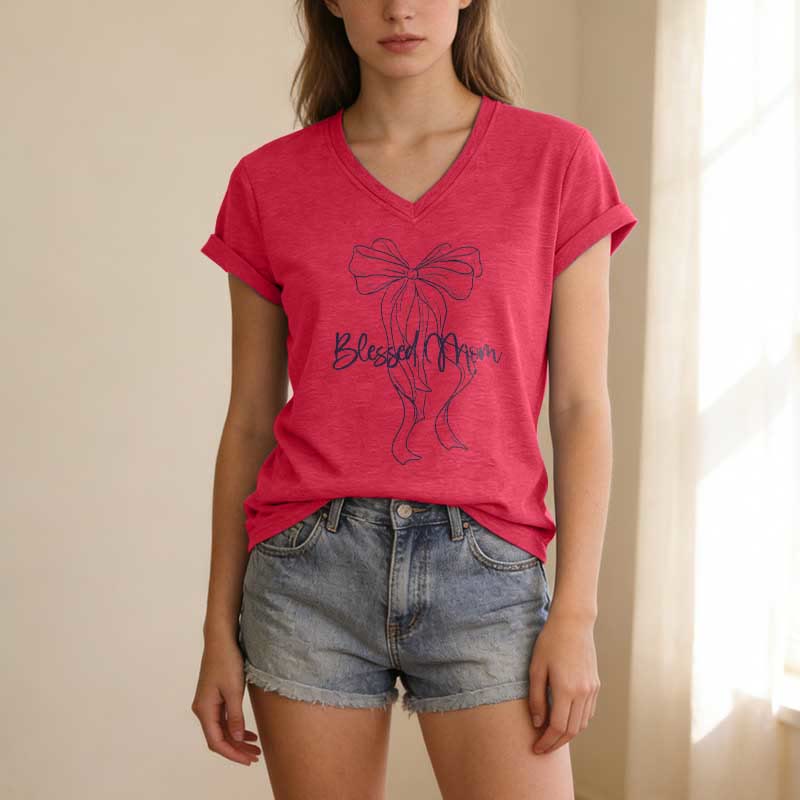 Christianartworkshop T-shirt casual con scollo a V e grafica "Blessed Mom Bow". - image 23