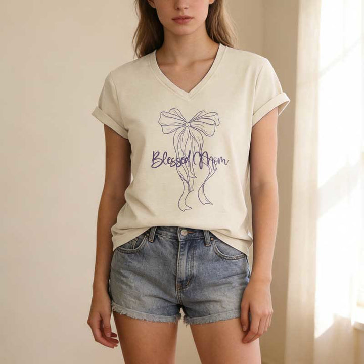 Christianartworkshop T-shirt casual con scollo a V e grafica "Blessed Mom Bow". - image 7