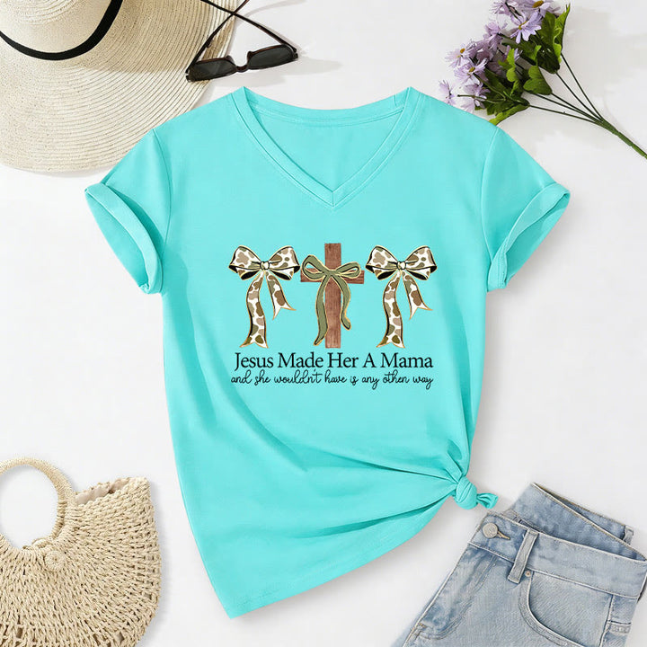 Christianartworkshop Maglietta casual con scollo a V "Jesus Made Her A Mama" con fiocco incrociato. - Blu celeste - 2XL - image 8
