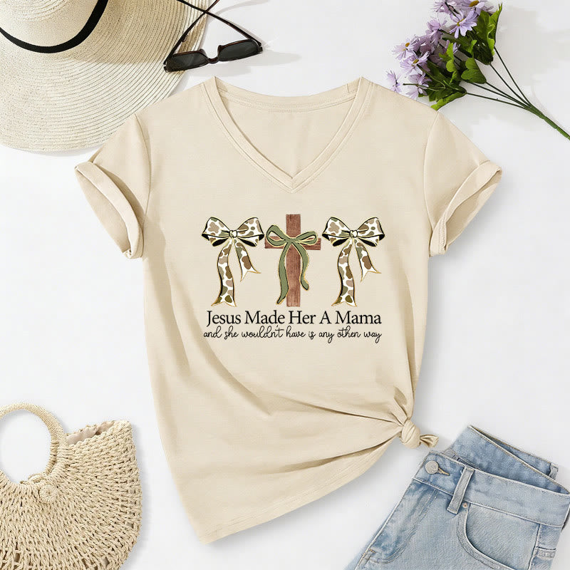 Christianartworkshop Maglietta casual con scollo a V "Jesus Made Her A Mama" con fiocco incrociato. - Beige - 2XL - image 6
