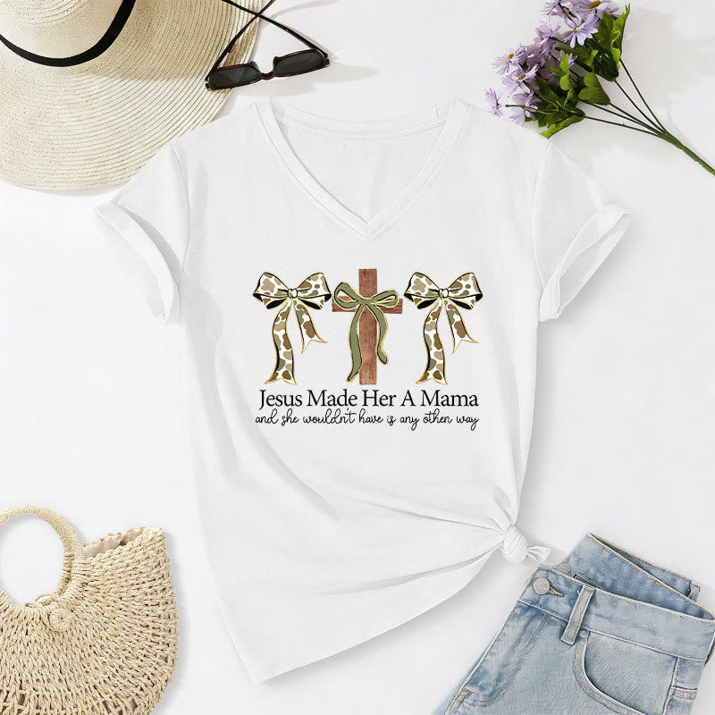 Christianartworkshop Maglietta casual con scollo a V "Jesus Made Her A Mama" con fiocco incrociato. - Bianco - 2XL - image 4