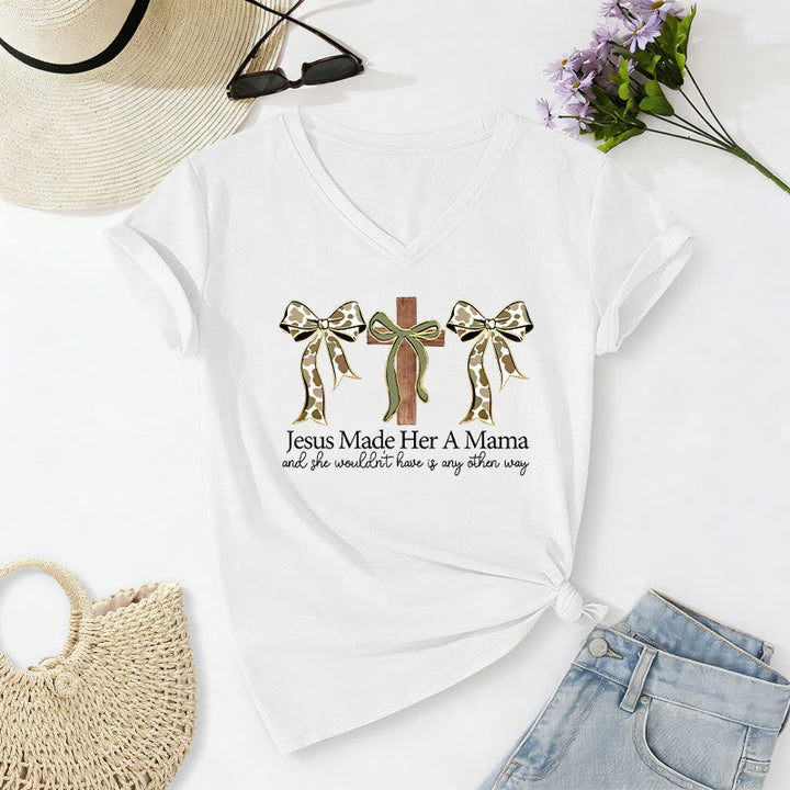 Christianartworkshop Maglietta casual con scollo a V "Jesus Made Her A Mama" con fiocco incrociato. - Bianco - 2XL - image 4