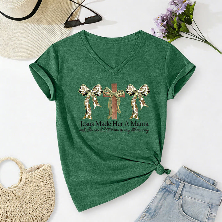 Christianartworkshop Maglietta casual con scollo a V "Jesus Made Her A Mama" con fiocco incrociato. - Verde scuro - 2XL - image 14