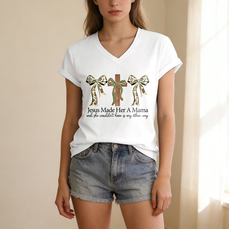 Christianartworkshop Maglietta casual con scollo a V "Jesus Made Her A Mama" con fiocco incrociato. - image 5