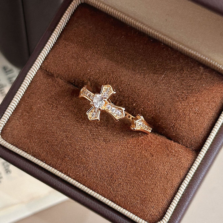 Christianartworkshop Anello regolabile con croce in zirconi incastonati: delicato simbolo di fede nella redenzione celeste. - Dorato (adatto alle taglie US 7-9) - image 3