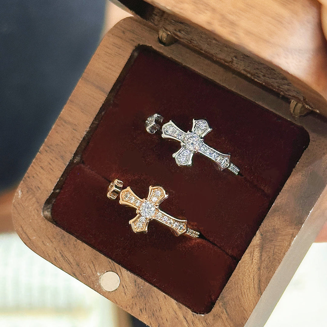 Christianartworkshop Anello regolabile con croce in zirconi incastonati: delicato simbolo di fede nella redenzione celeste. - image 0
