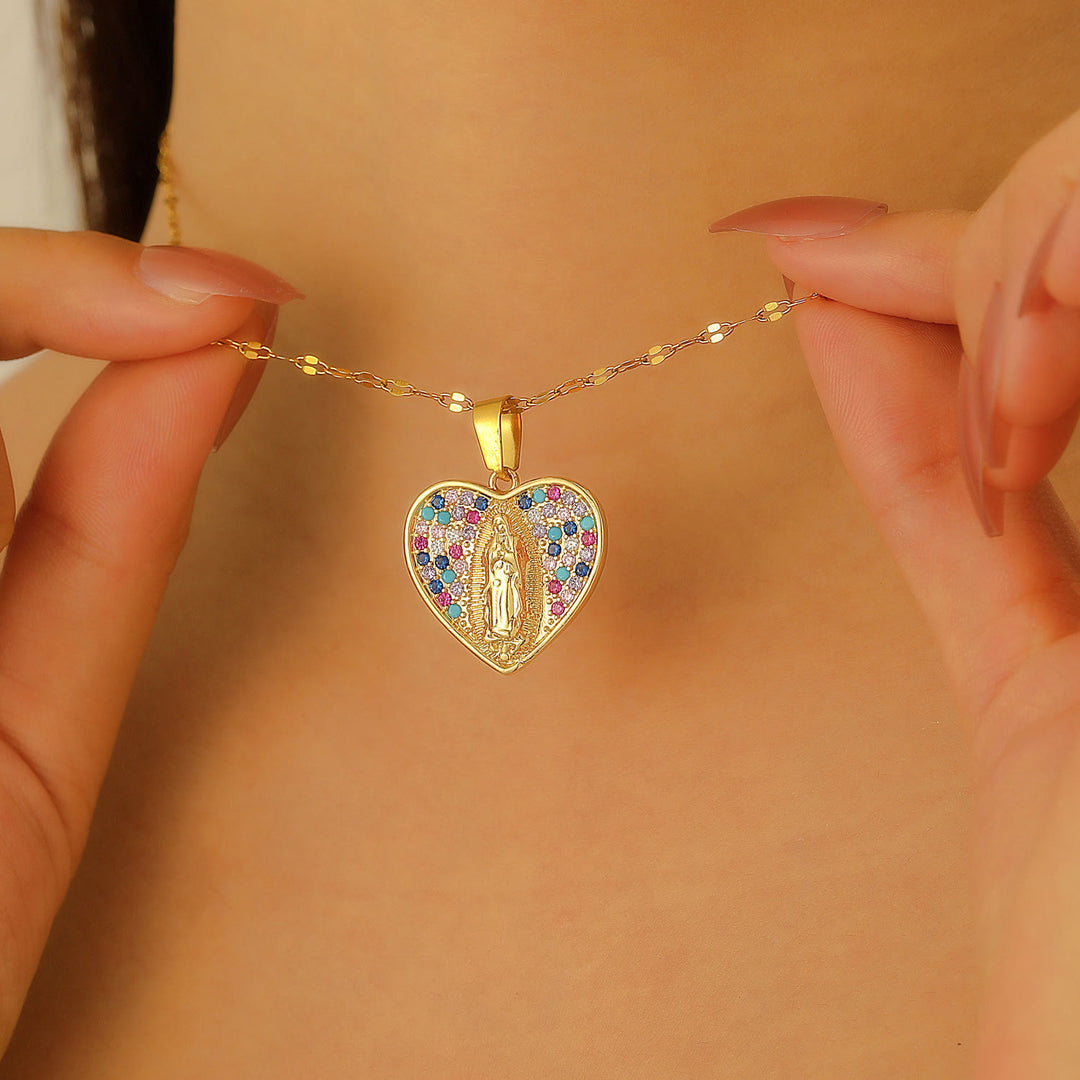 Christianartworkshop Collana con Vergine Maria a forma di cuore e zirconi colorati: simbolo sacro di grazia mariana e ciondolo di fede. - Nostra Signora e il Cuore - image 0