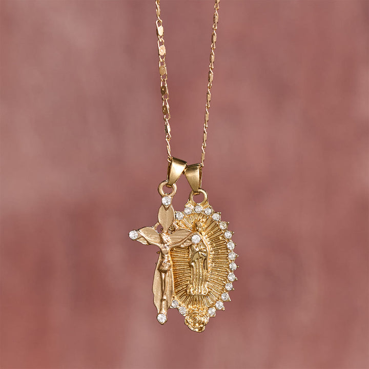 Christianartworkshop Collana con doppio ciondolo Vergine Maria e Crocifisso con zirconi: elegante ciondolo per la devozione quotidiana. - image 1