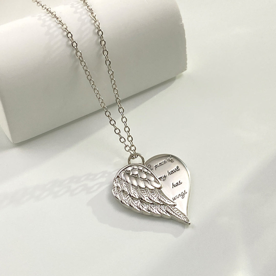 Christianartworkshop Collana commemorativa a forma di mezzo cuore con ali d'angelo: un pezzo del mio cuore ha le ali, ciondolo di fede. - image 4