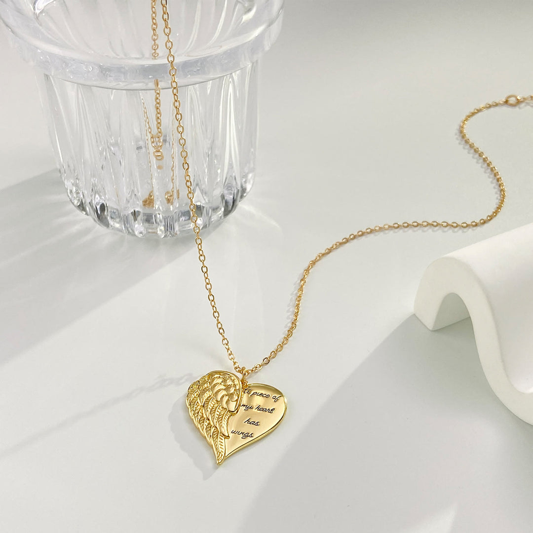 Christianartworkshop Collana commemorativa a forma di mezzo cuore con ali d'angelo: un pezzo del mio cuore ha le ali, ciondolo di fede. - image 6