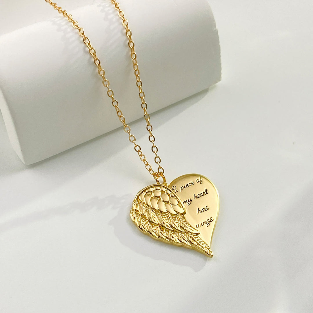 Christianartworkshop Collana commemorativa a forma di mezzo cuore con ali d'angelo: un pezzo del mio cuore ha le ali, ciondolo di fede. - D'oro - image 5