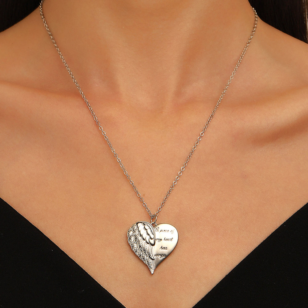 Christianartworkshop Collana commemorativa a forma di mezzo cuore con ali d'angelo: un pezzo del mio cuore ha le ali, ciondolo di fede. - image 1