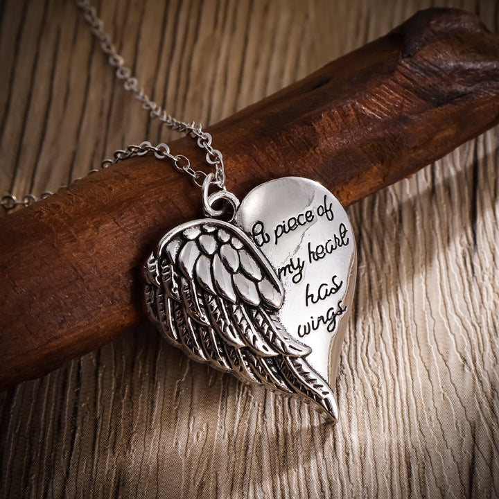 Christianartworkshop Collana commemorativa a forma di mezzo cuore con ali d'angelo: un pezzo del mio cuore ha le ali, ciondolo di fede. - image 2
