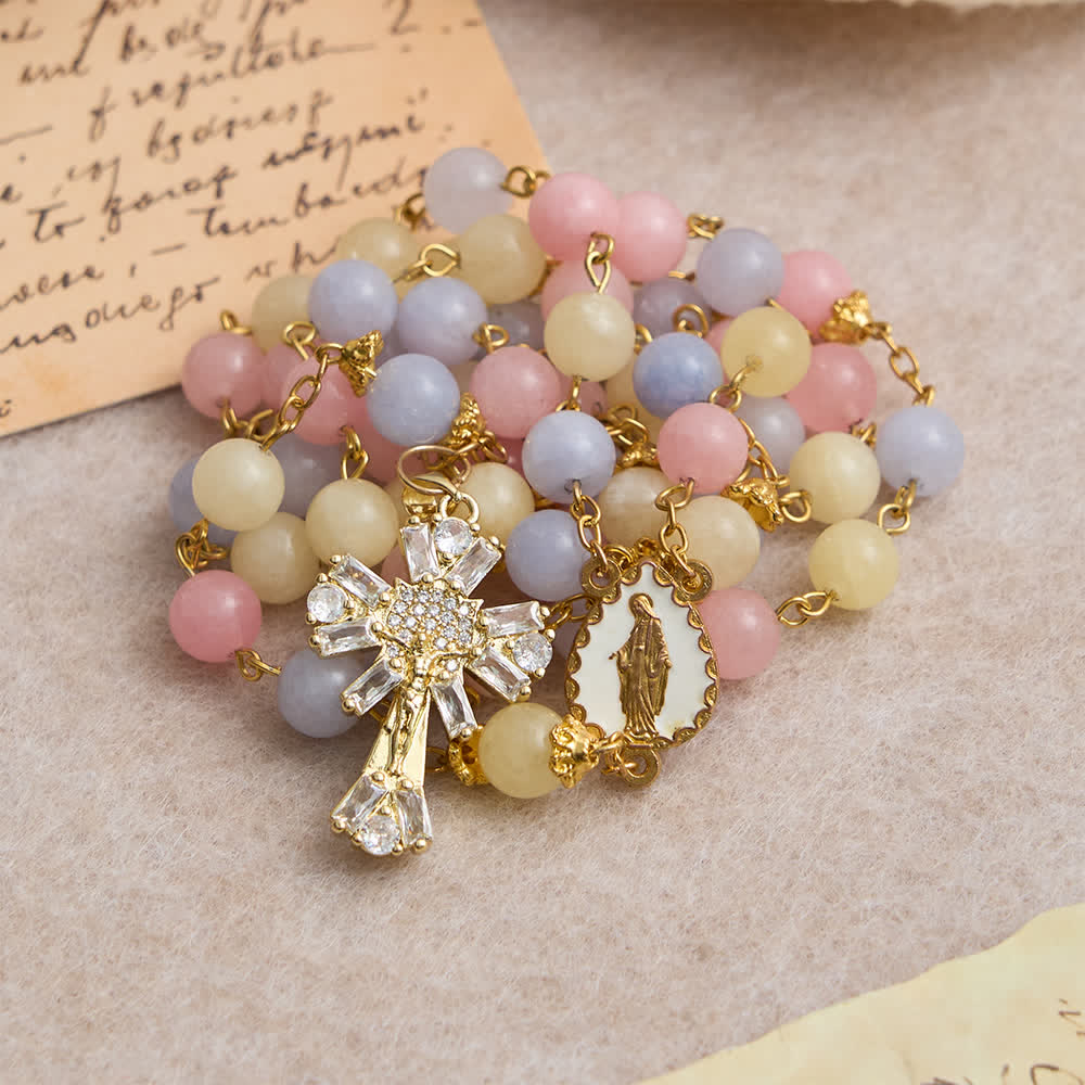 Christianartworkshop Rosario con perle di morganite color pastello, crocifisso scintillante e Madonna. - image 1