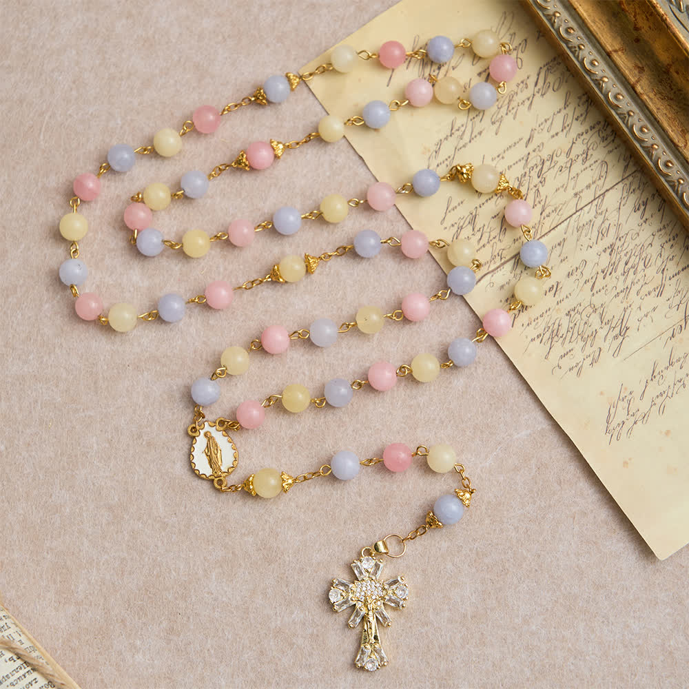 Christianartworkshop Rosario con perle di morganite color pastello, crocifisso scintillante e Madonna. - Nostra Signora e il Crocifisso - image 0