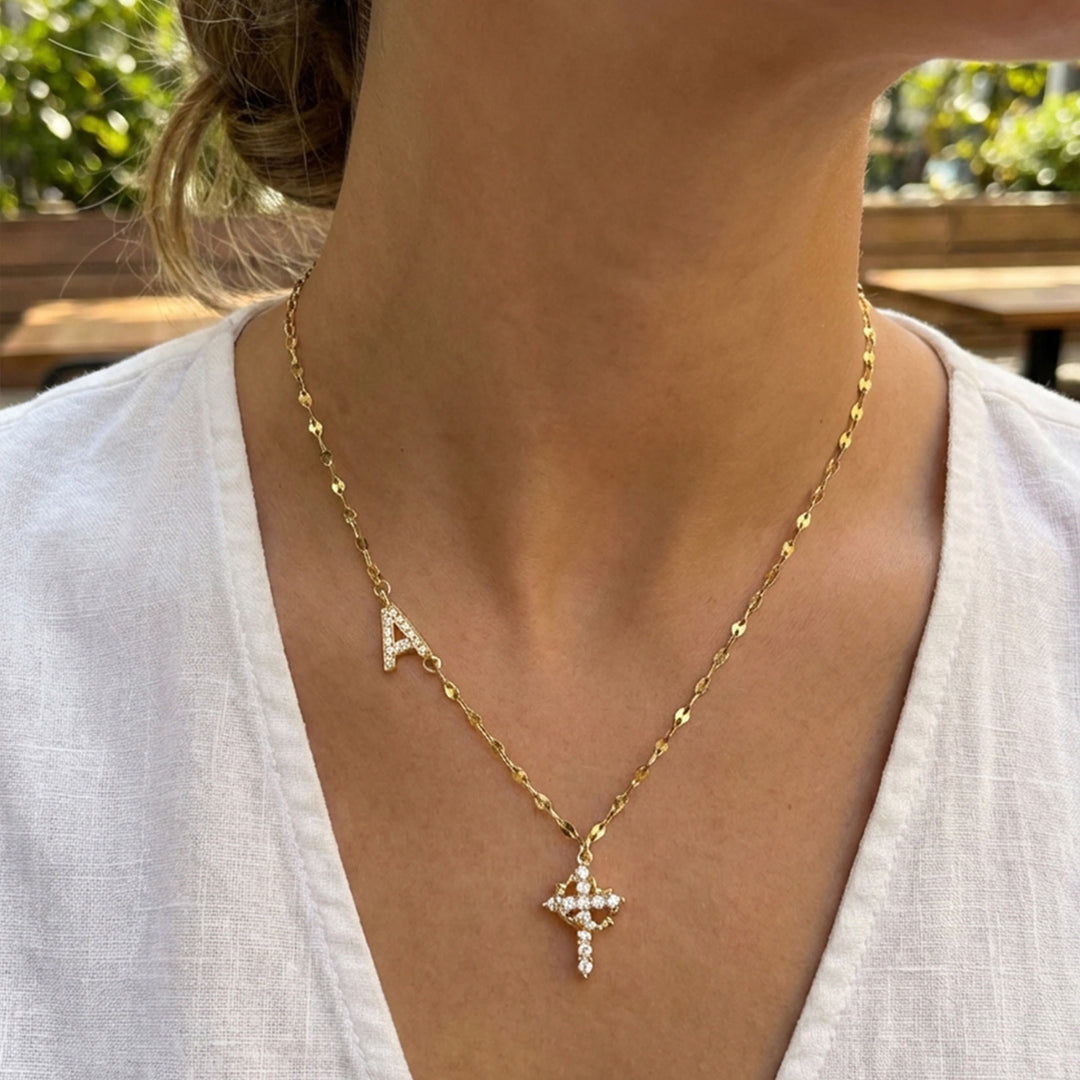 Christianartworkshop Collana personalizzata con iniziale A-Z, corona e croce: ciondolo personalizzato con monogramma di fede sacra. - image 1