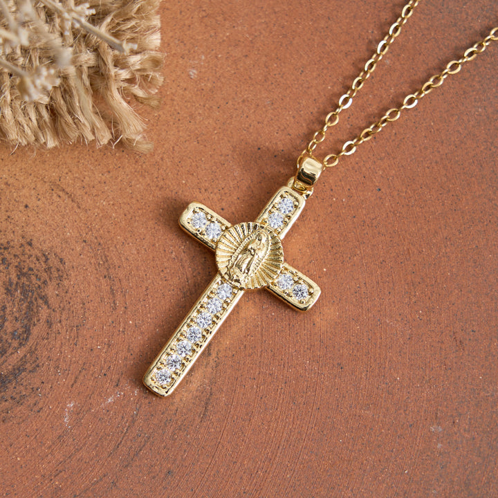Christianartworkshop Collana con croce della Madonna intarsiata in zirconi scintillanti: elegante accessorio da indossare tutti i giorni per la devozione e la fede. - image 3