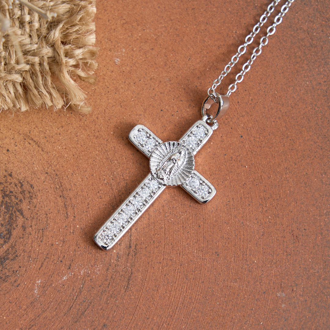 Christianartworkshop Collana con croce della Madonna intarsiata in zirconi scintillanti: elegante accessorio da indossare tutti i giorni per la devozione e la fede. - image 5