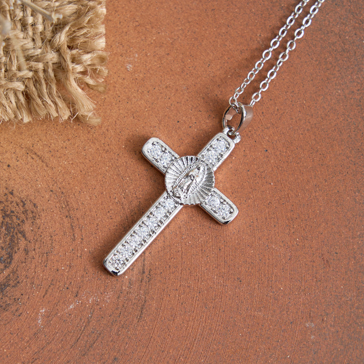 Christianartworkshop Collana con croce della Madonna intarsiata in zirconi scintillanti: elegante accessorio da indossare tutti i giorni per la devozione e la fede. - image 5