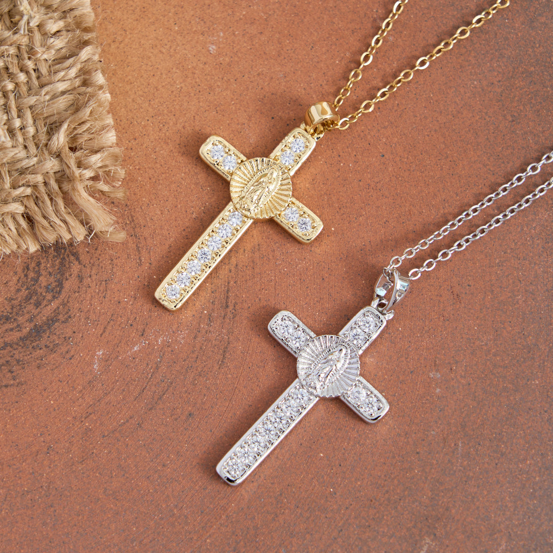 Christianartworkshop Collana con croce della Madonna intarsiata in zirconi scintillanti: elegante accessorio da indossare tutti i giorni per la devozione e la fede. - image 1