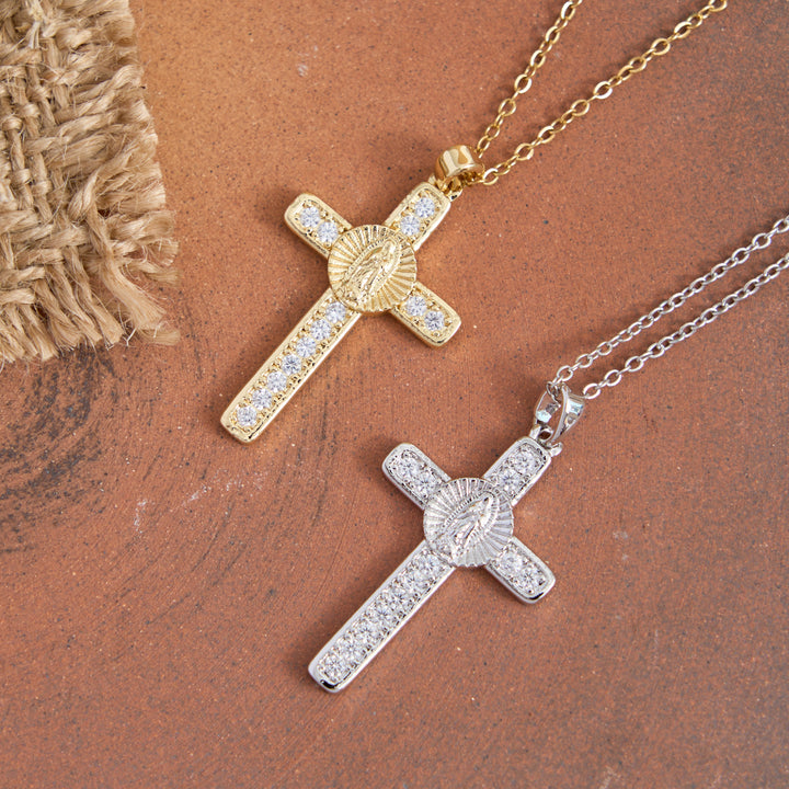 Christianartworkshop Collana con croce della Madonna intarsiata in zirconi scintillanti: elegante accessorio da indossare tutti i giorni per la devozione e la fede. - image 1