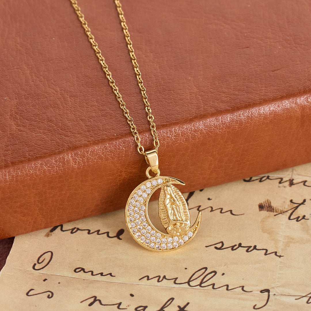 Christianartworkshop Collana con ciondolo a forma di luna crescente e zirconi della Madonna: gioiello con ciondolo della Sacra Fede e della Grazia Mariana. - Luna e Nostra Signora - image 0