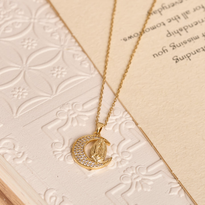Christianartworkshop Collana con ciondolo a forma di luna crescente e zirconi della Madonna: gioiello con ciondolo della Sacra Fede e della Grazia Mariana. - image 2