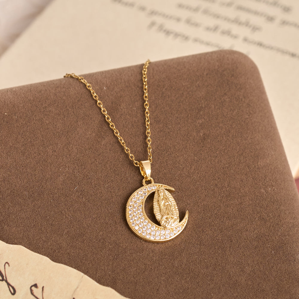Christianartworkshop Collana con ciondolo a forma di luna crescente e zirconi della Madonna: gioiello con ciondolo della Sacra Fede e della Grazia Mariana. - image 1