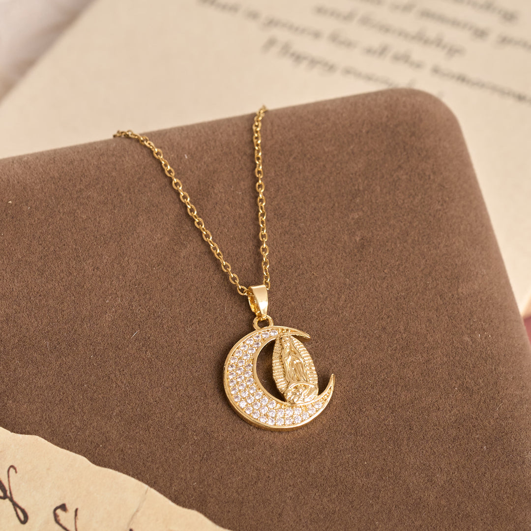 Christianartworkshop Collana con ciondolo a forma di luna crescente e zirconi della Madonna: gioiello con ciondolo della Sacra Fede e della Grazia Mariana. - image 1