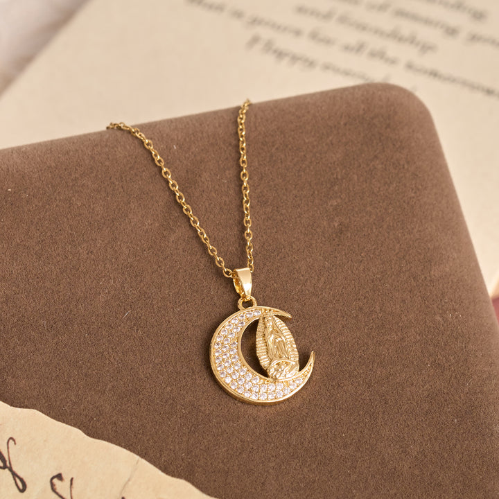 Christianartworkshop Collana con ciondolo a forma di luna crescente e zirconi della Madonna: gioiello con ciondolo della Sacra Fede e della Grazia Mariana. - image 1